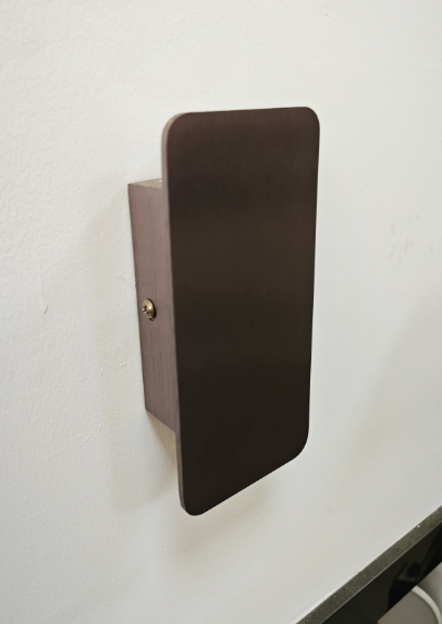 מנורת קיר LED מינימליסטית – אור עדין וקו עכשווי