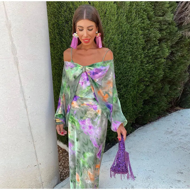Ginette | Elegancka Długa Sukienka – Kolorowy Wzór i Odkryte Ramiona