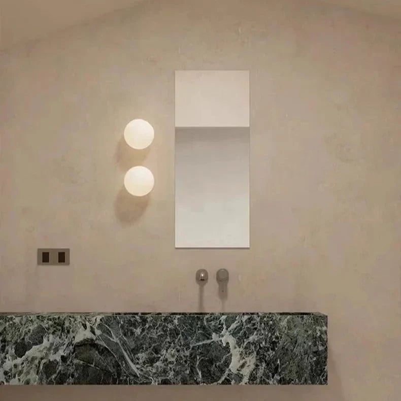 丸型ウォールランプ - ピュアでモダンな輝き