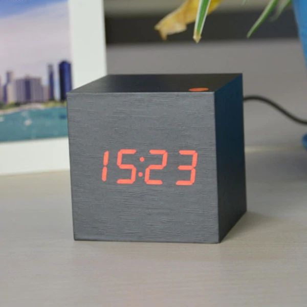 Digital Klocka Kub – Minimalistisk Design Och LED-Display