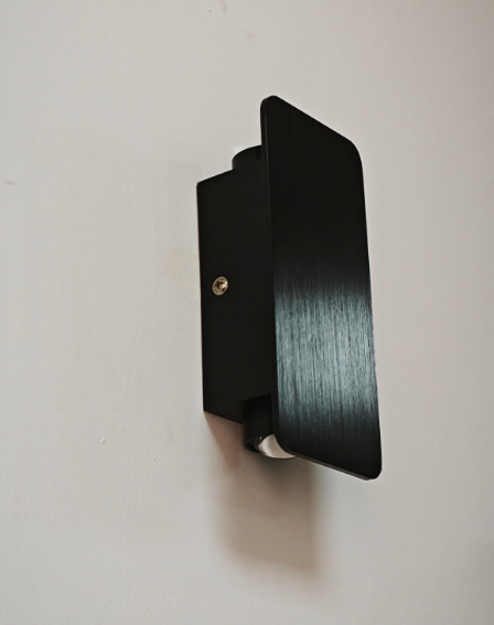 מנורת קיר LED מינימליסטית – אור עדין וקו עכשווי