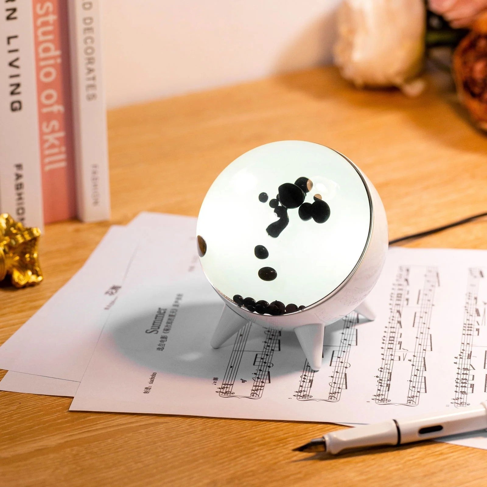 Interaktiivinen koristevalaisin – Valojen peli ja ainutlaatuinen muotoilu