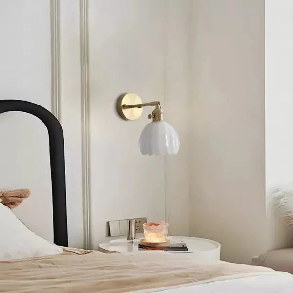 Dekoracyjna Lampa Ścienna – Kwiat w Pąku i Romantyczna Atmosfera 