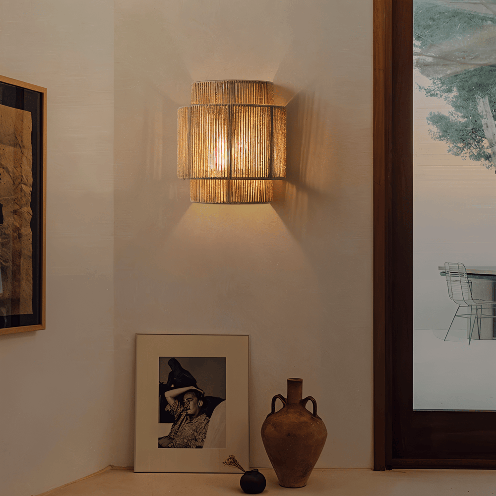 Rattan-væglampe med skærm af hampereb - naturligt lys og autentisk charme