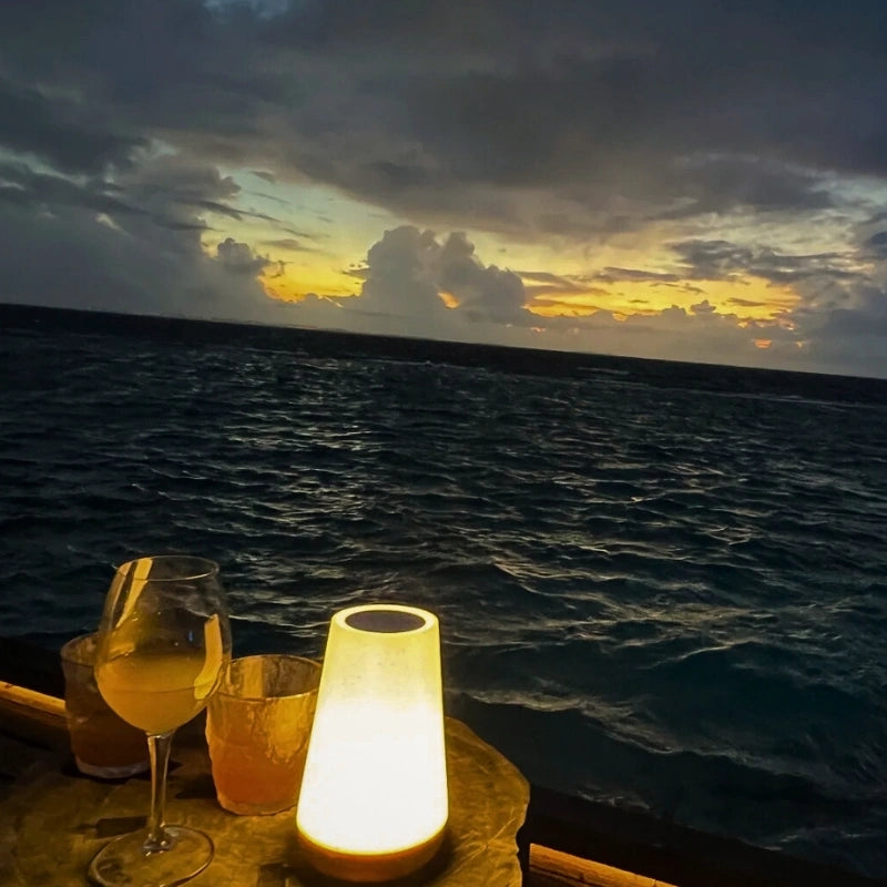 モダンなナイトランプ – エレガントで機能的なデザイン 