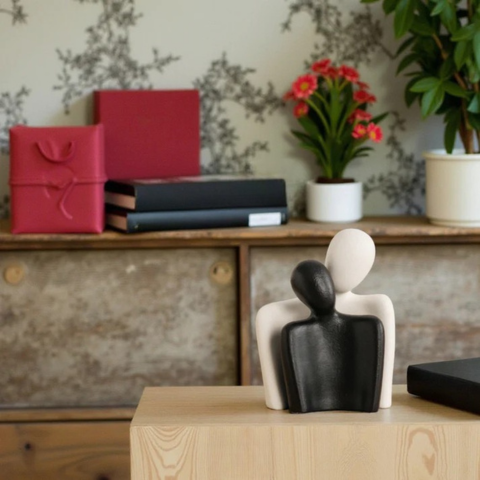 Sculpture Couple Enlacé – Allure Artistique Et Émotionnelle