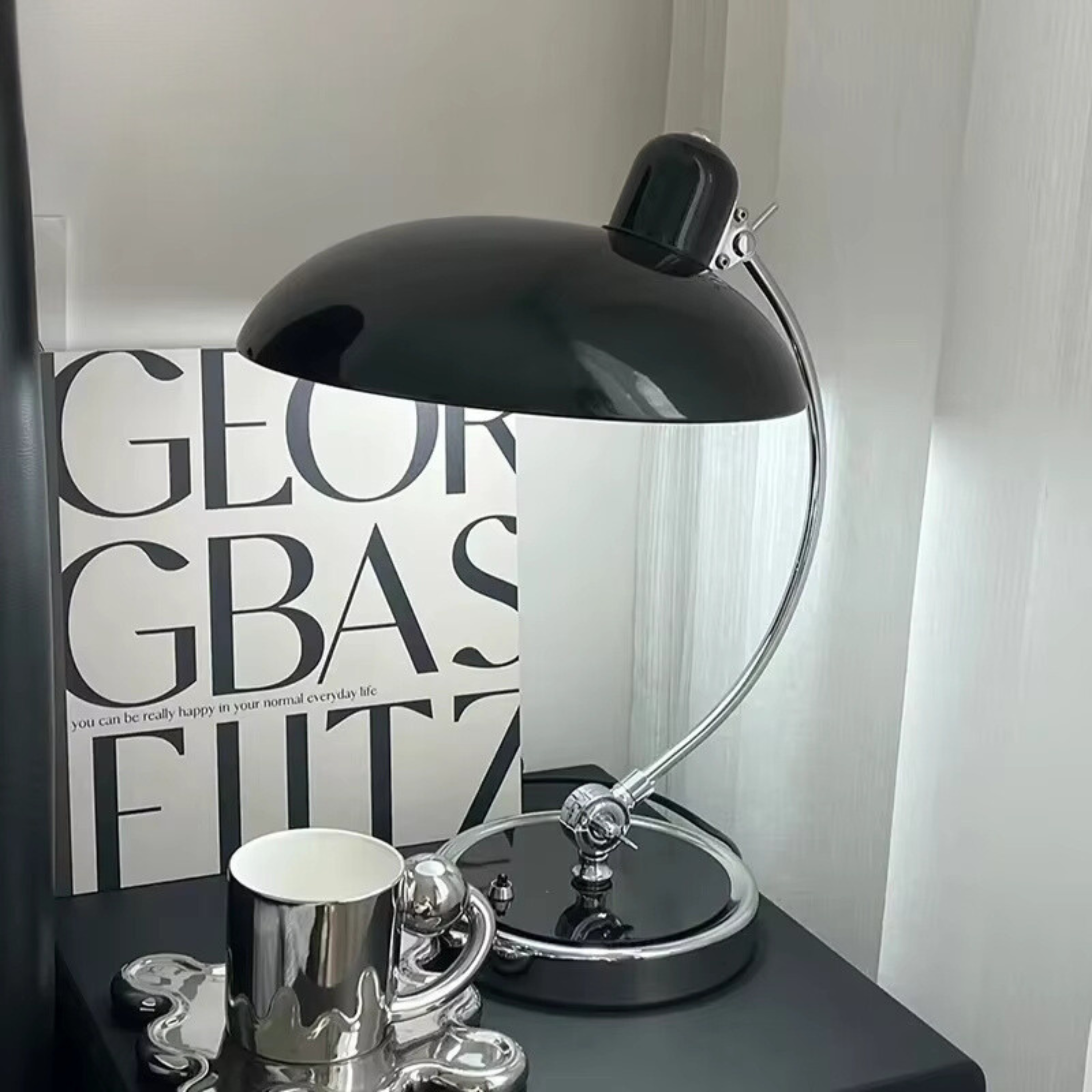 Lampada da Scrivania Moderna – Stile Elegante e Struttura Solida 