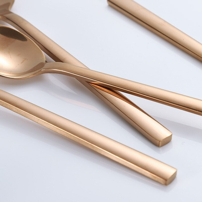 Set di Posate Completo – Pezzi Eleganti per una Tavola Raffinata 
